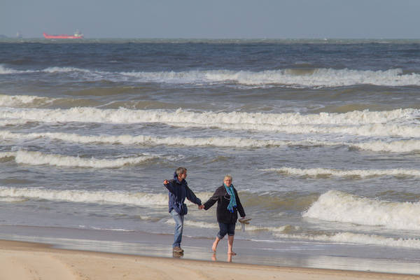 Strandwandeling hand in hand