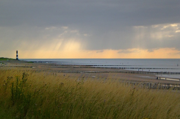 Sfeervolle foto met vuurtoren van strand Breskens