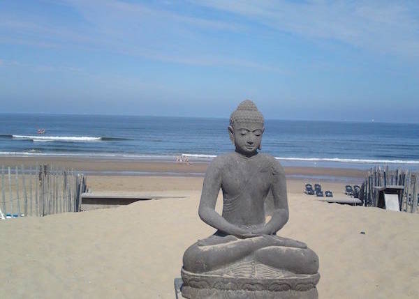 Boeddha kijkt uit op het strand van Bloemendaal