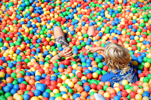 Kinderen spelen in de ballenbak