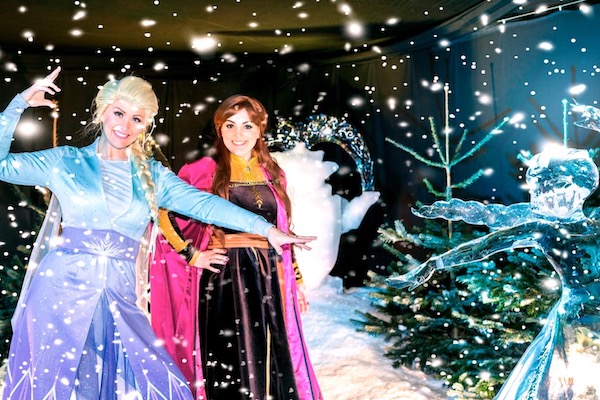 Anna en Elsa in het speelkasteel
