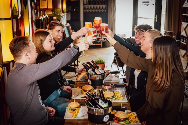 The VR Room Utrecht: Samen eten en proosten