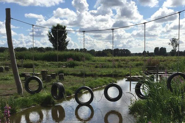 Klim naar de overkant over de banden