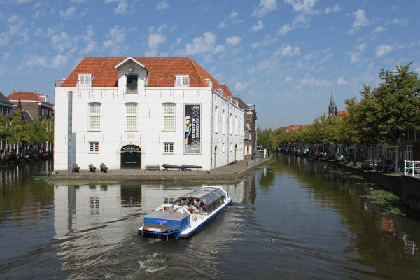 Rondvaart Delft: Boot vaart langs gebouw