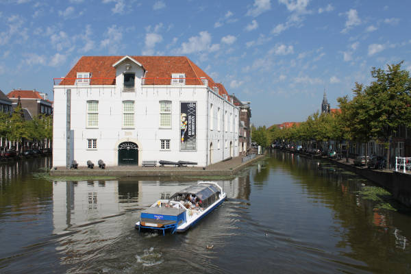 Boot vaart langs gebouw