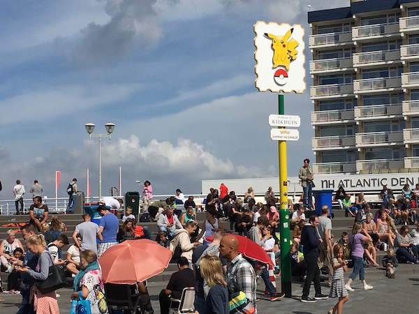 Massaal Pokemon vangen in Kijkduin Den Haag