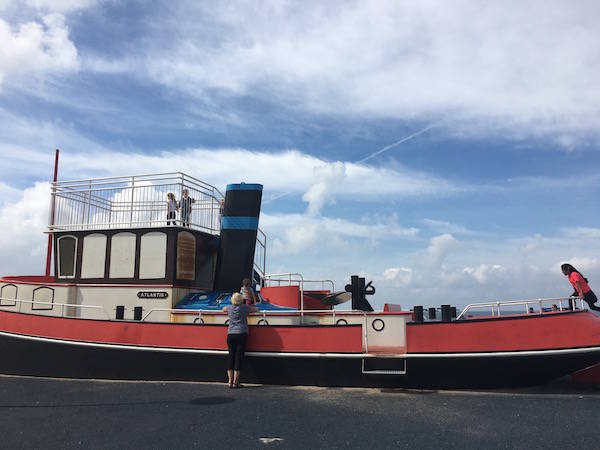 Speelplezier voor kinderen in de boot aan land bij Kijkduin