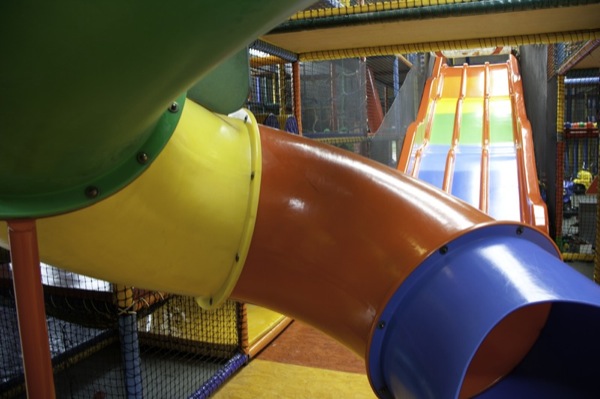 Kinderspeelparadijs Ballorig Assen: Grote en kleine glijbanen