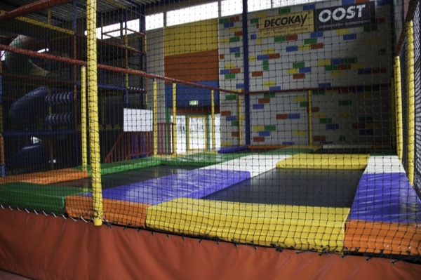 Kinderspeelparadijs Ballorig Assen: Op de trampolines, hoger en hoger