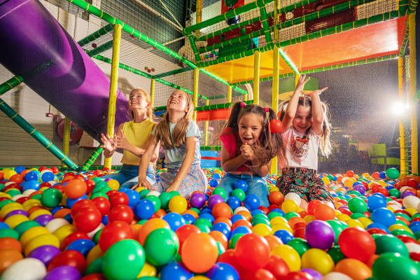 Kinderen aan het spelen in de ballenbak