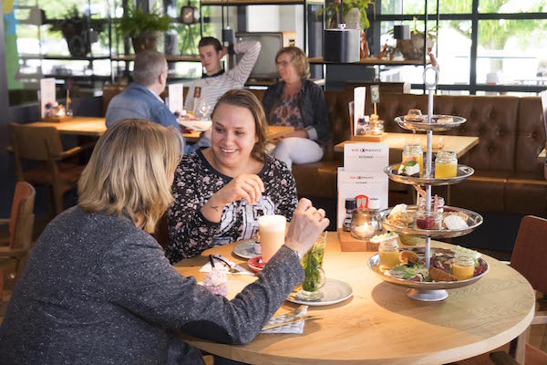 Vriendinnen die lekker aan het eten zijn in het restaurant