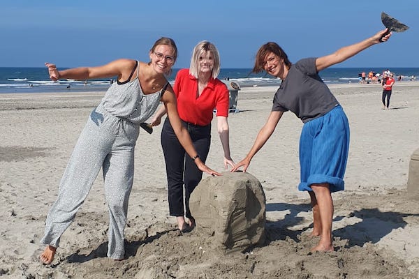 Samen met vrienden, familie of collega's zandsculpturen maken