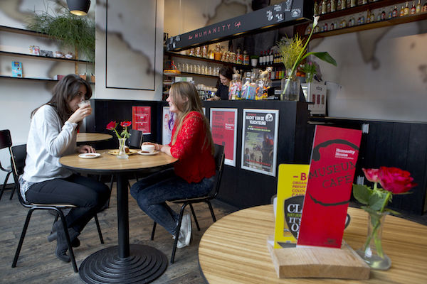 Humanity House: Napraten in het Museum Café