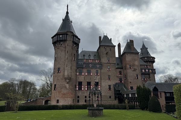 Kasteel de Haar tijdens donkere wolken