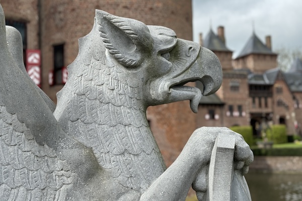 Wakende beelden bij de entree van Kasteel de Haar