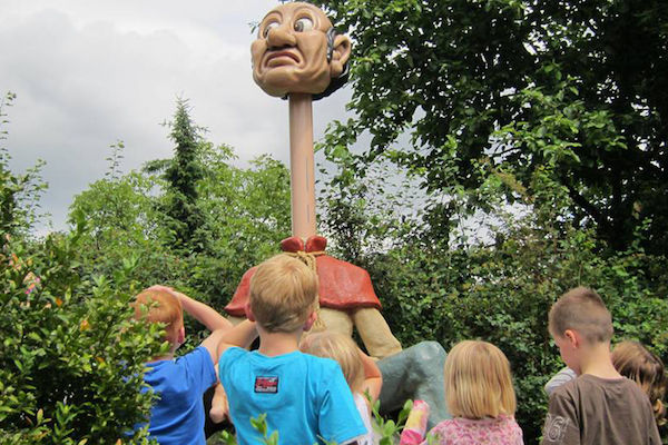 Langnek kijkt boven de bomen uit