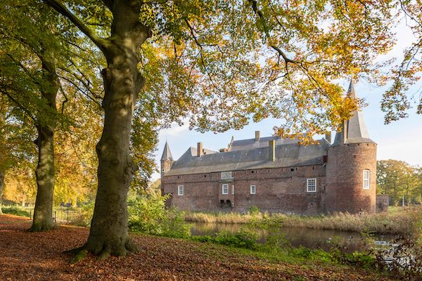 Kasteel Hernen: Tijdens de herfst is het kasteel ook mooi te bewonderen