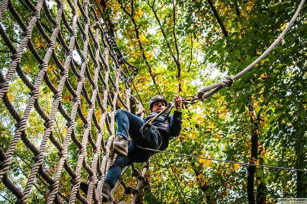 Overwin alle obstakels van het klimpark