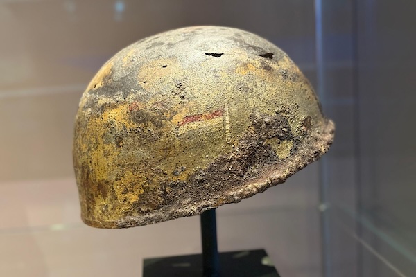 Opgegraven helm