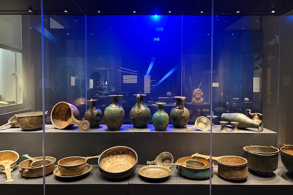 Oude opgegraven potten en pannen bekijken in het museum