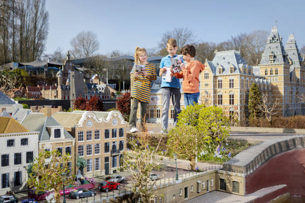 Kinderen kijken naar de miniaturen