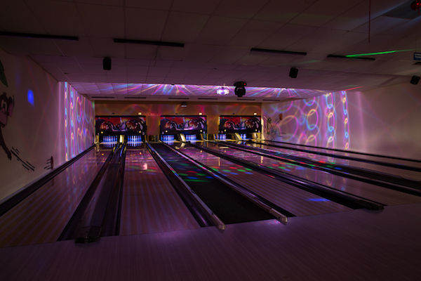 6 bowlingbanen met disco- en goede geluidsinstallatie