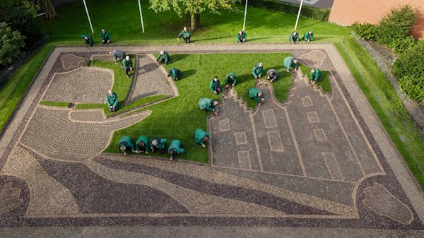 Tuinmannen werken hard aan bloemenmozaiek Gouden Eeuw