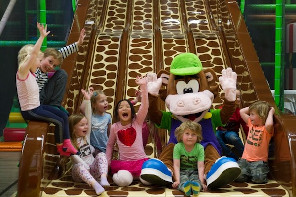 Van de glijbaan met mascotte Oehlie