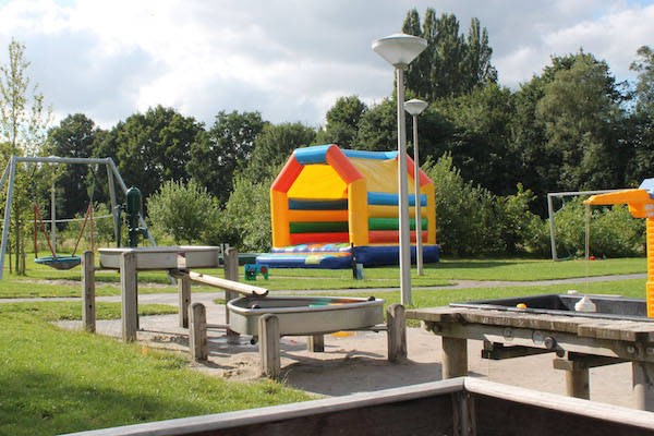 Trampoline springen in de speeltuin