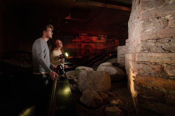 DOMunder: Stenen beschijnen