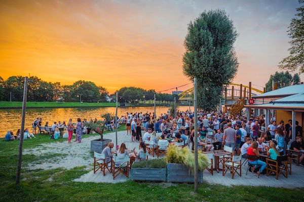 Strand Oog In Al: Lekker borrelen en een hapje eten