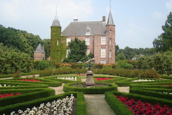 Maak een wandeling door de fraaie kasteeltuin