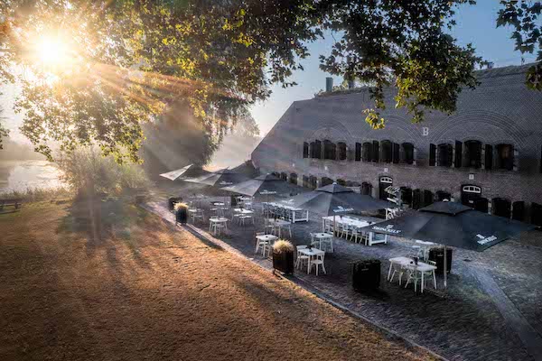 Fort Altena: Drink of eet wat lekkers op het terras