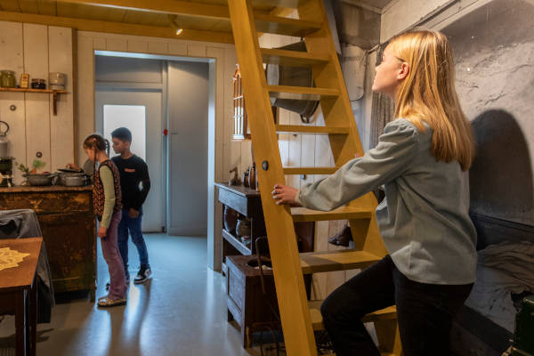 Volksbuurtmuseum: Meisje loopt de trap op
