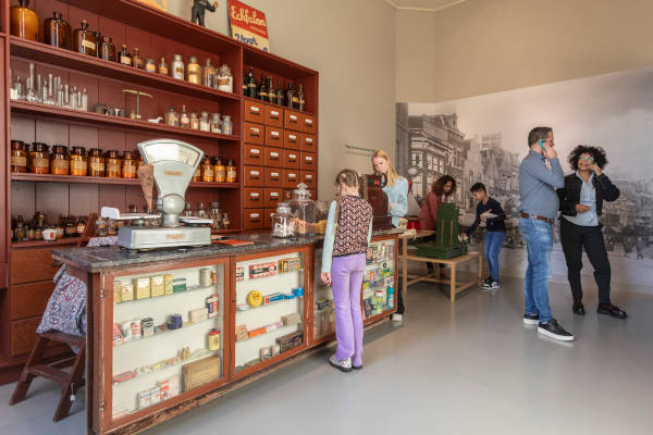 Volksbuurtmuseum: Mensen nemen een kijkje in het museum