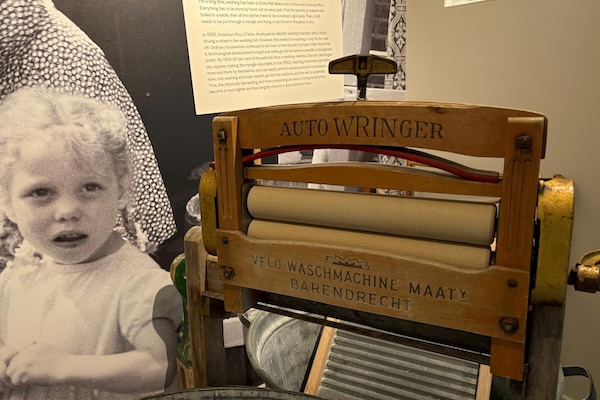 Bewonder een oude wasmachine
