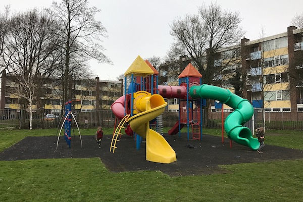 Speeltuin Zuidwest: Klimmen en klauteren in het speelkasteel