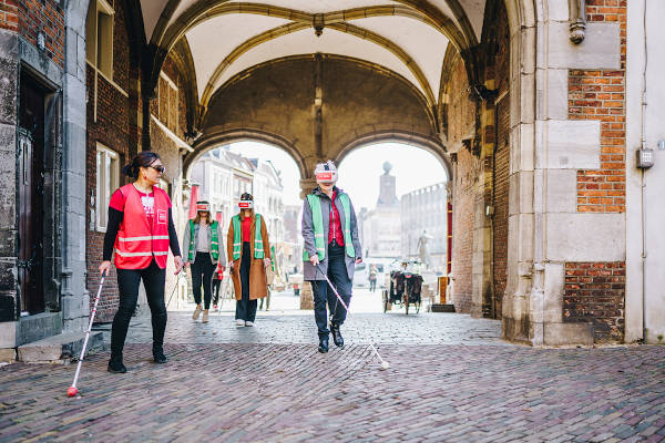 Bezoekers verkennen slechtziend het stadscentrum van Nijmegen