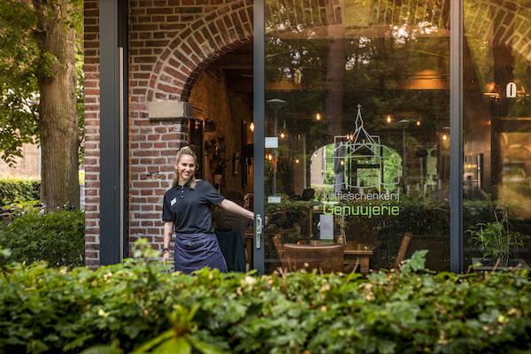 Geniet van een lekker hapje en drankje in de schenkerij