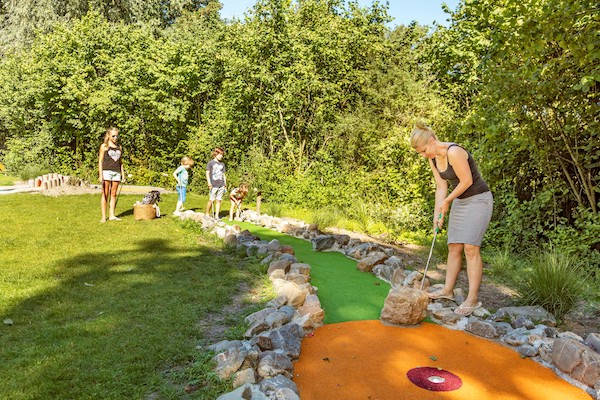 12 holes midgetgolfbaan