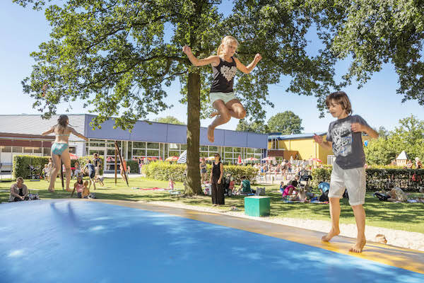 Springen op de airtrampoline