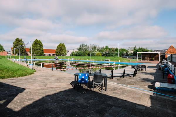 Het bad van ver bij Zoutwaterbad K.P Zijl Loppersum
