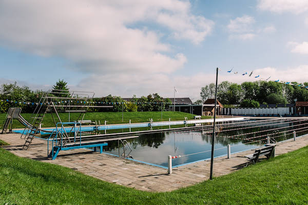 Zoutwaterbad K.P Zijl Loppersum: De glijbaan en de springplank