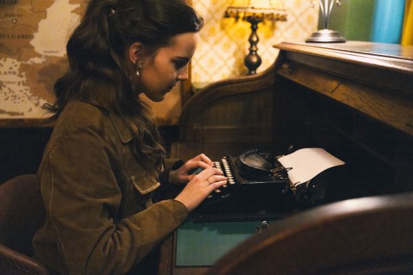 Meisje achter de typemachine