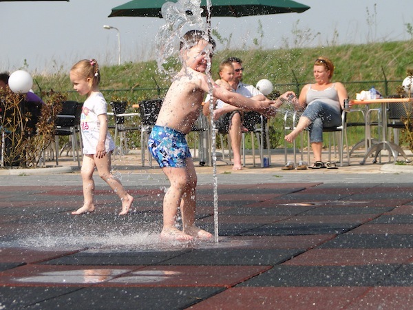 Heerlijk met water spelen in Plopsa Coevorden