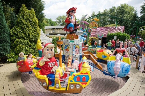 Amusementspark Tivoli: Ga omhoog en omlaag in het vliegende piraatje