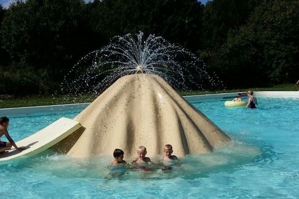 Kinderen zwemmen in het water