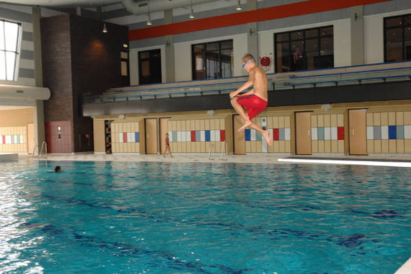 Zwembad Sportstad Heerenveen: Jongen springt van de duikplank