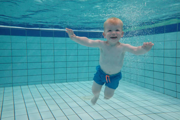 Zwembad Sportstad Heerenveen: Jongen zwemt onderwater
