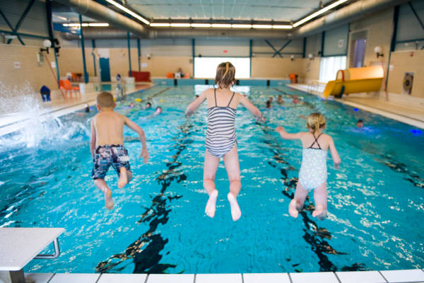 Zwembad Flidunen: Kinderen springen in het water